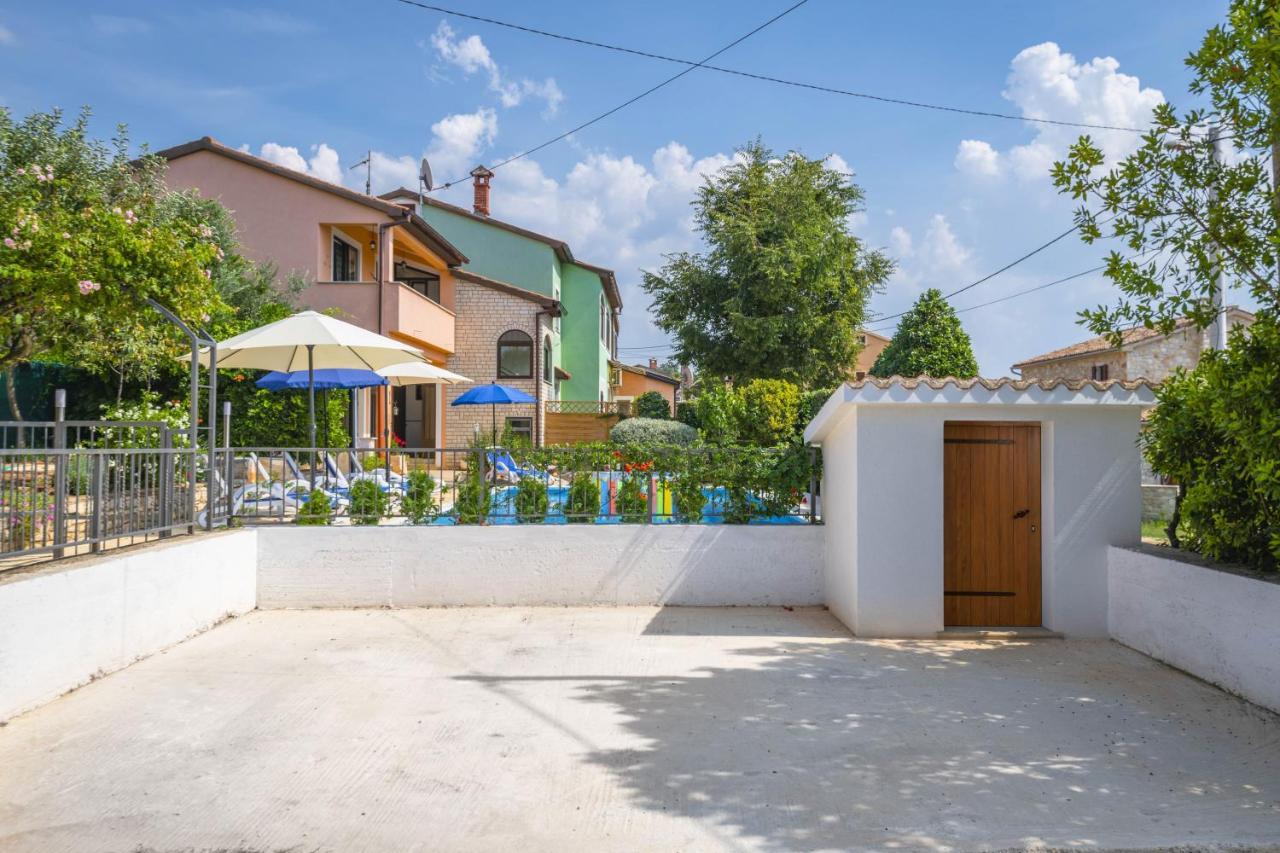 Villa Margerita With Private Pool, Yard And Parking Kaštelir エクステリア 写真