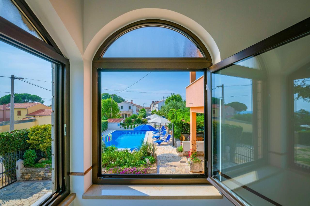 Villa Margerita With Private Pool, Yard And Parking Kaštelir エクステリア 写真