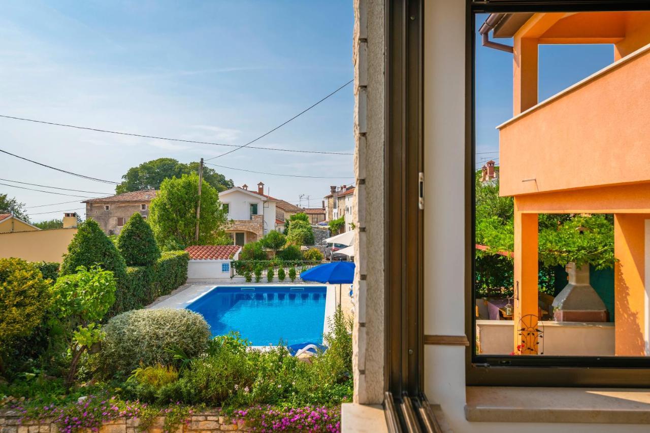 Villa Margerita With Private Pool, Yard And Parking Kaštelir エクステリア 写真