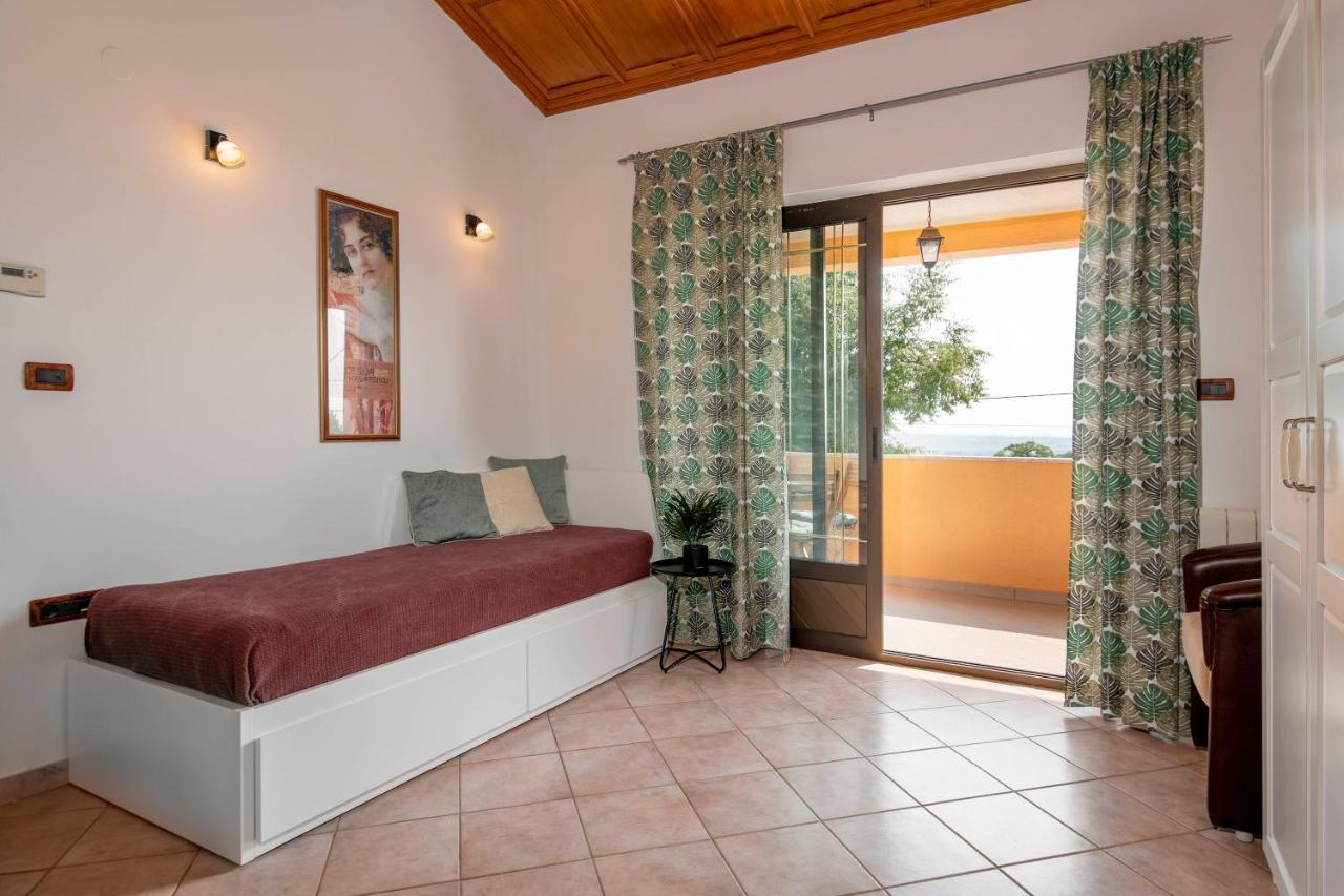 Villa Margerita With Private Pool, Yard And Parking Kaštelir エクステリア 写真