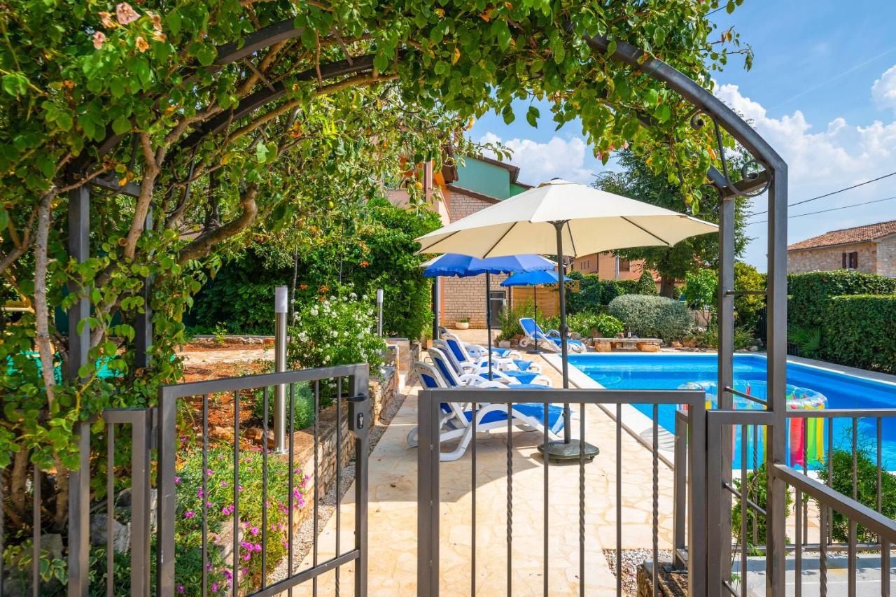 Villa Margerita With Private Pool, Yard And Parking Kaštelir エクステリア 写真
