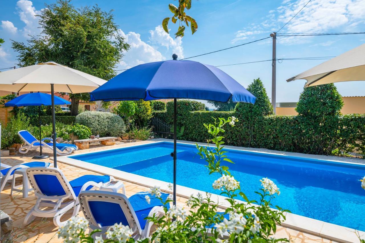 Villa Margerita With Private Pool, Yard And Parking Kaštelir エクステリア 写真